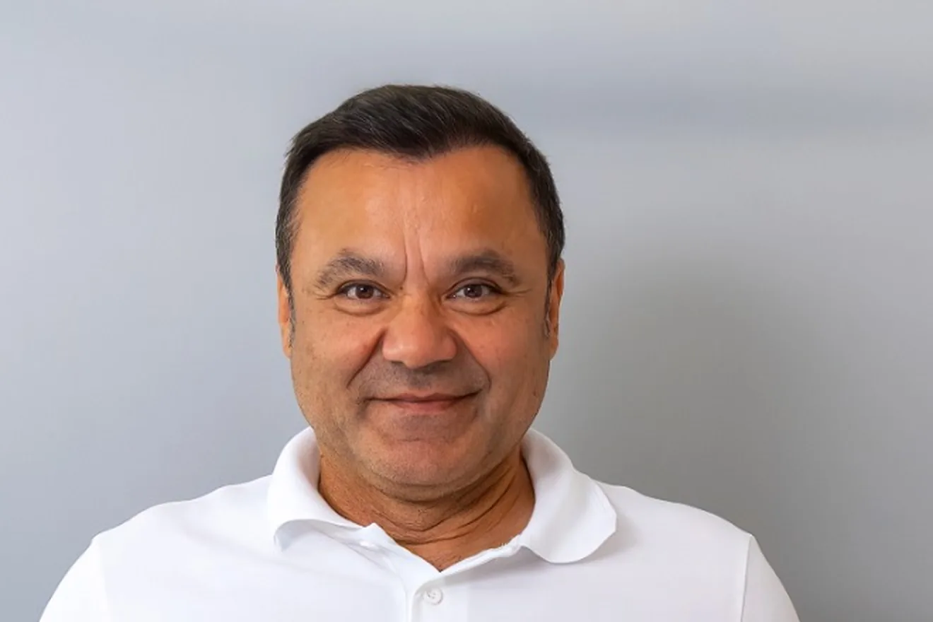 Metin Hidir, Geschäftsführer und zertifizierter Bausachverständiger, im Porträt vor hellem Hintergrund.