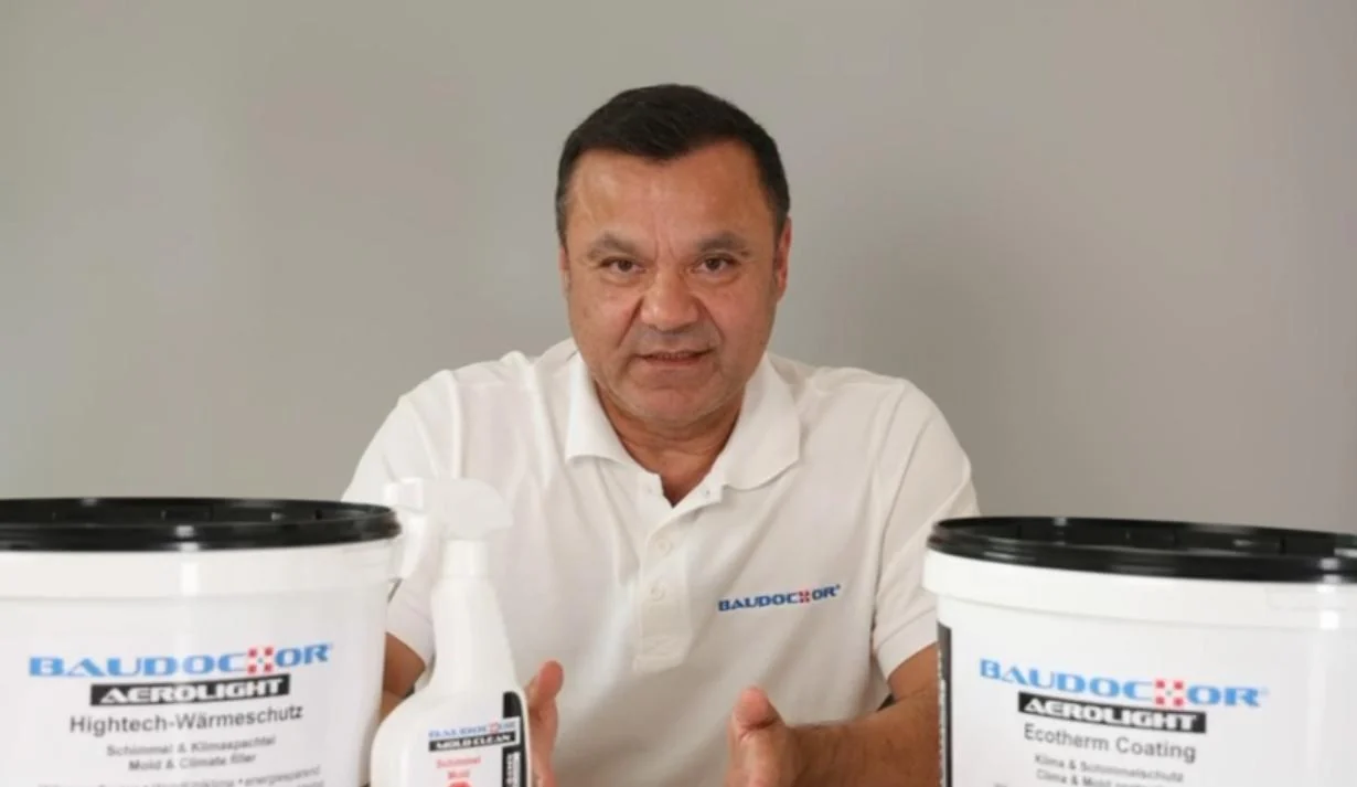 Metin Hidir im weißen Poloshirt hinter mehreren Gebinden der Marke BAUDOCTOR.